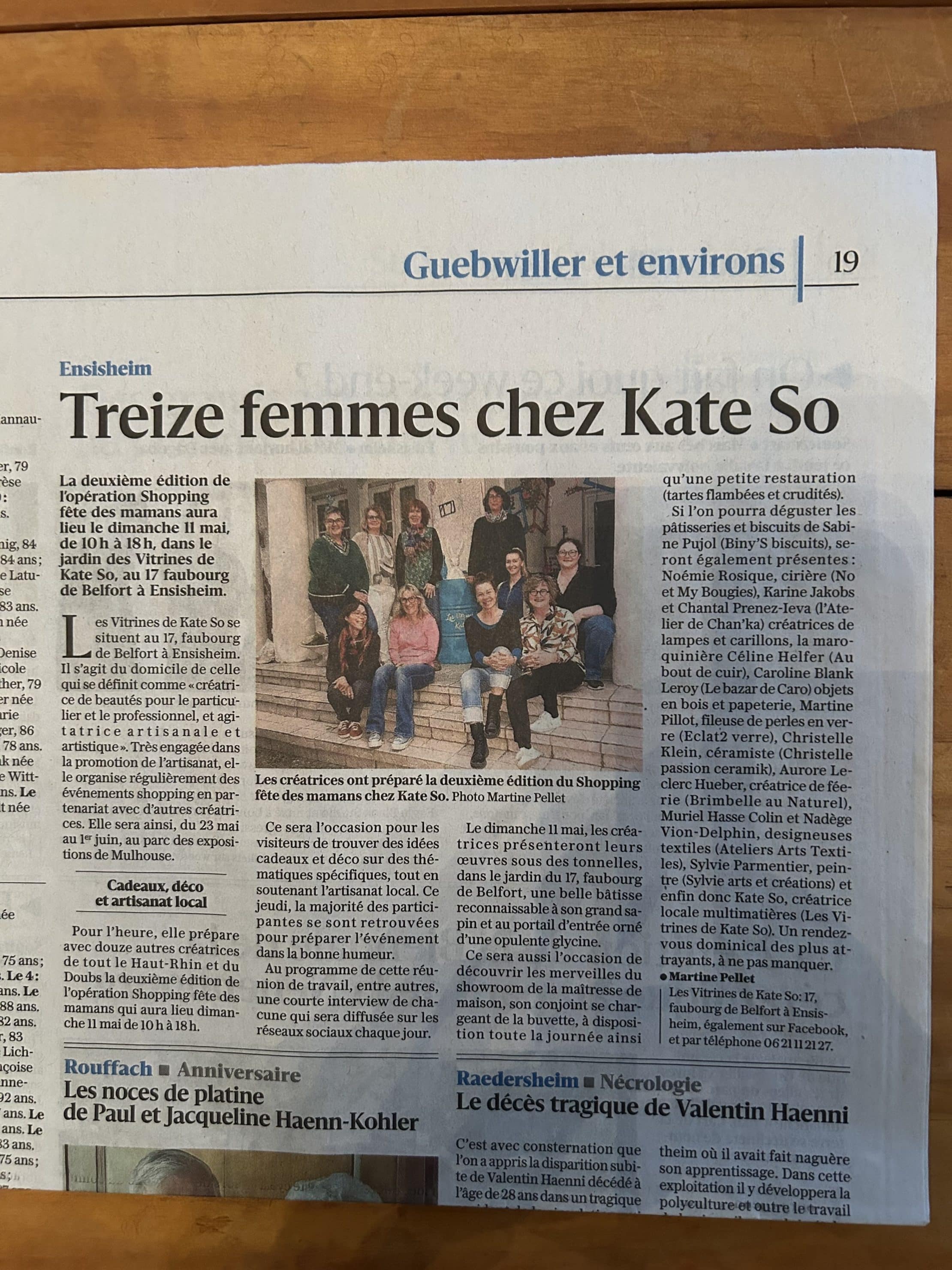 logo Facebook fond violet 