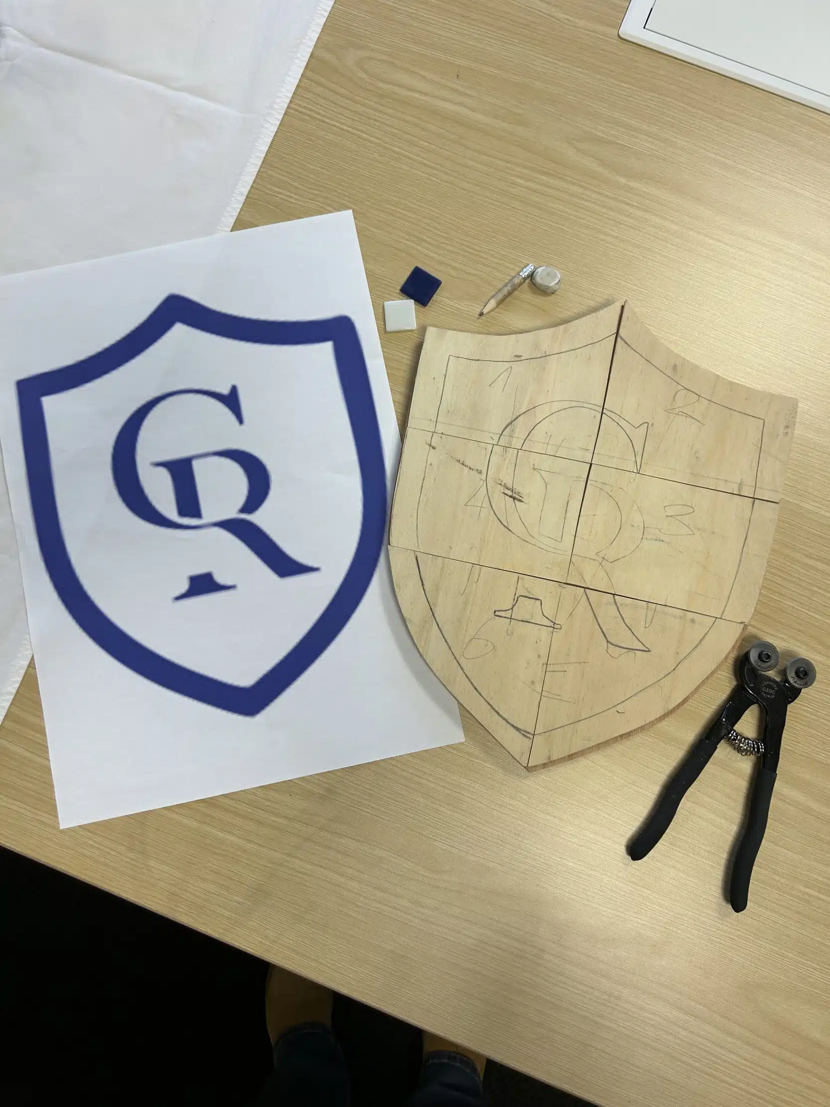 Ébauche de blason sur table