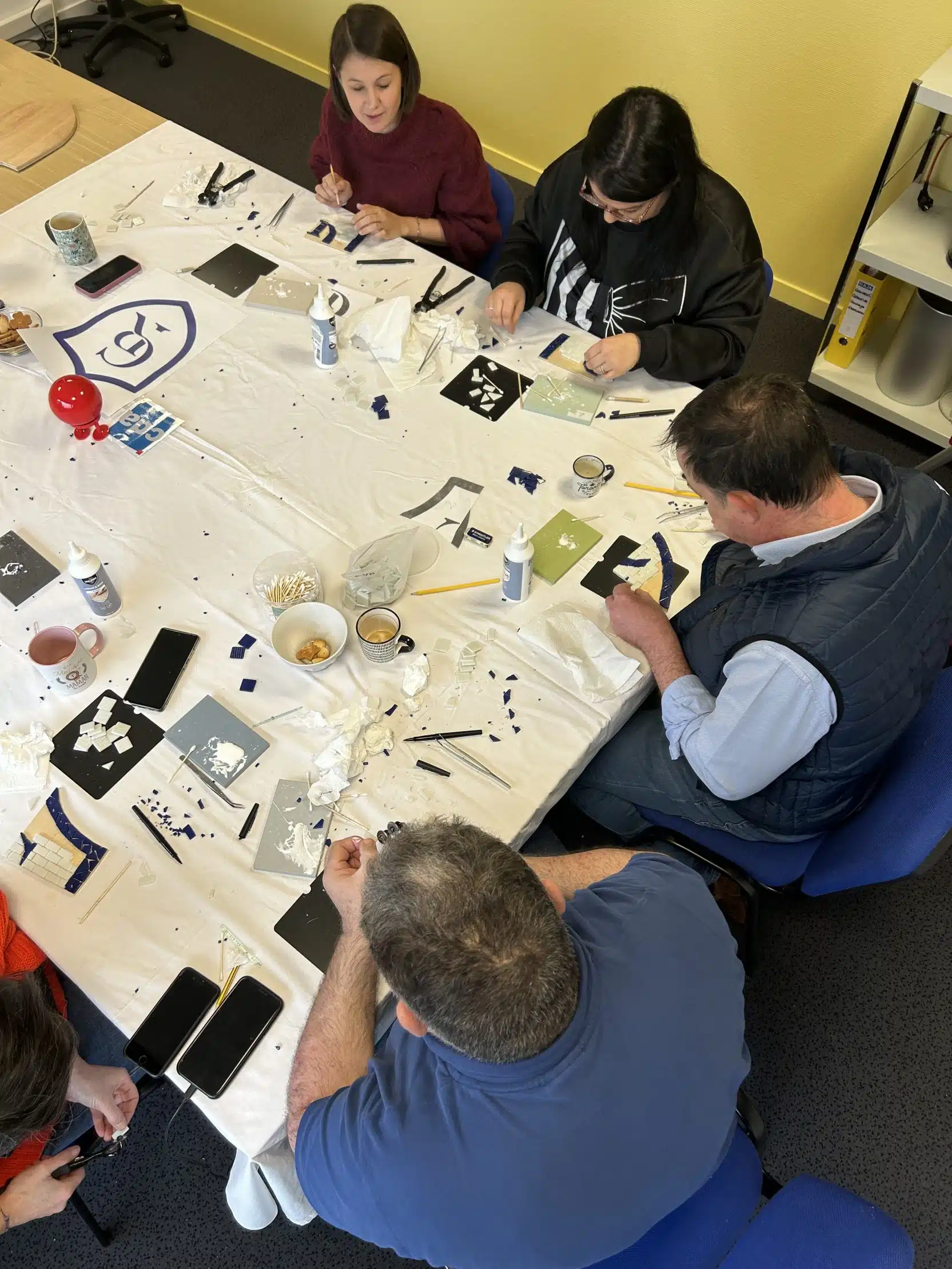 Atelier de mosaïque en cours.