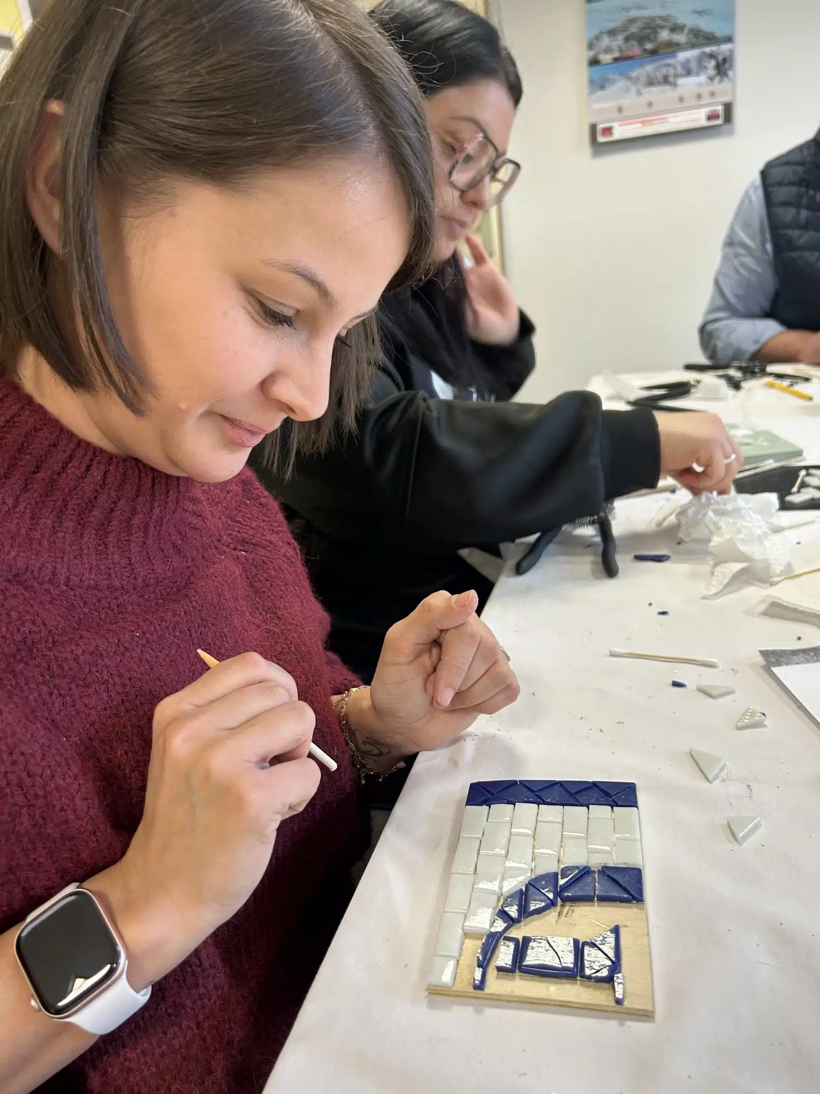 Atelier de mosaïque en cours.